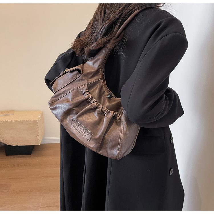 Retro axelväskor i läder för kvinnor 2023 Vinter Vintage underarmsväska Handväskor och plånböcker Senaste mode handväska