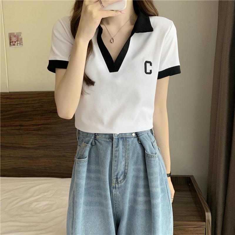 Polo z dekoltem w serek dla kobiet w dużych rozmiarach - Krótki rękaw, Zakrywające brzuch, Wyszczuplający krój, Kolekcja Lato 2025.