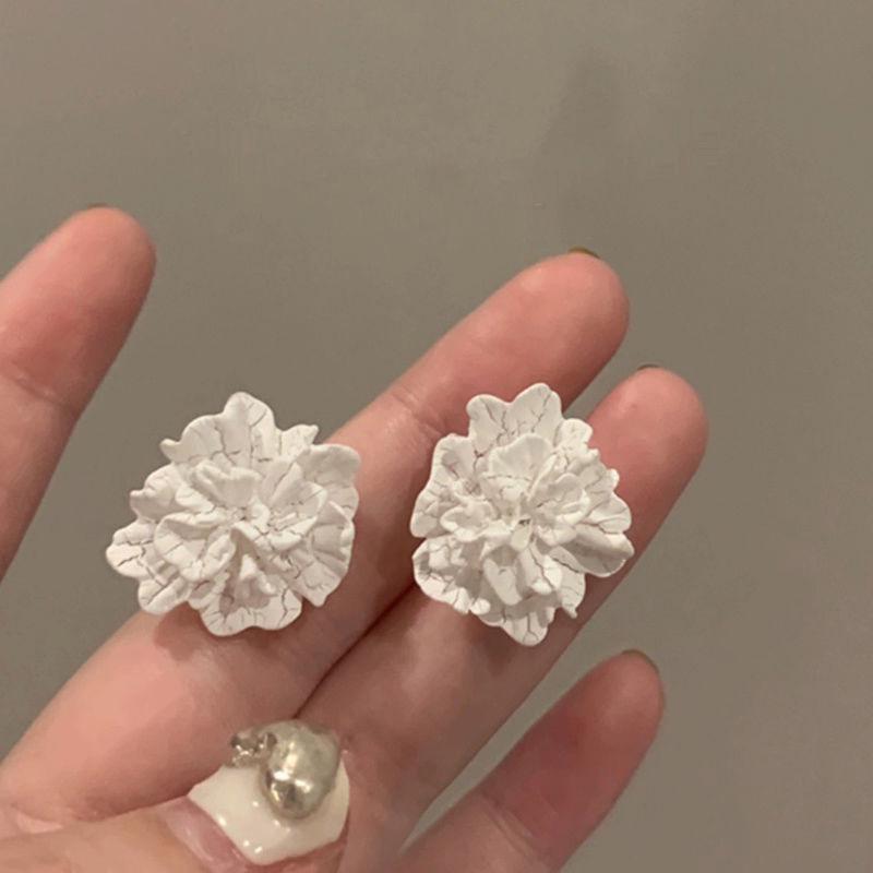 Elegant Pearl Stud Earrings: Simple, High-End Design for Autumn/Winter 2024