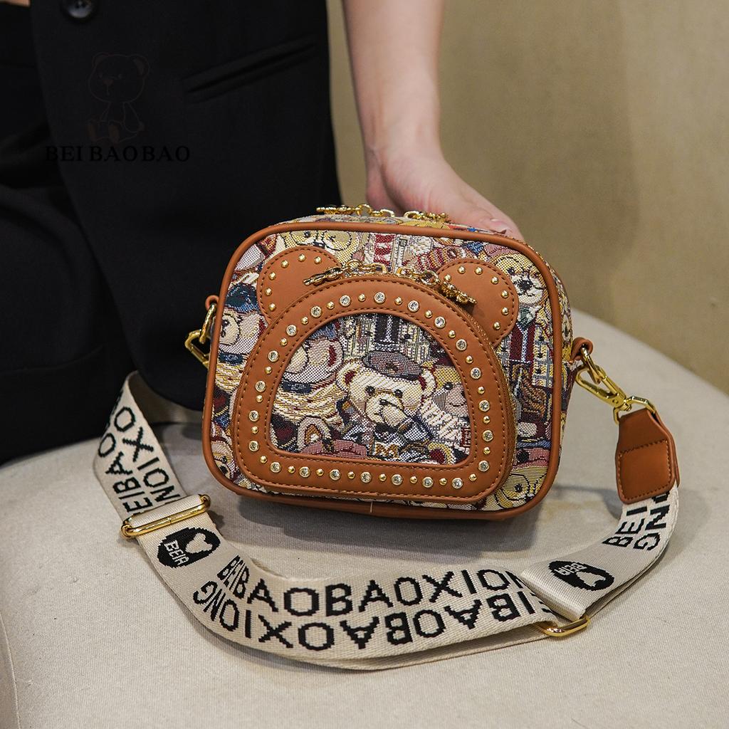 BEIBAOBAO New Canvas Embroidered Small Square Bag Cute Cartoon Small Bear One Shoulder Bags Fashionable Exquisite Design Rivet Women's Messenger Bag