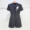 Robe Courte Blanche à Manches Courtes avec Broche Florale et Col en V Professionnelle