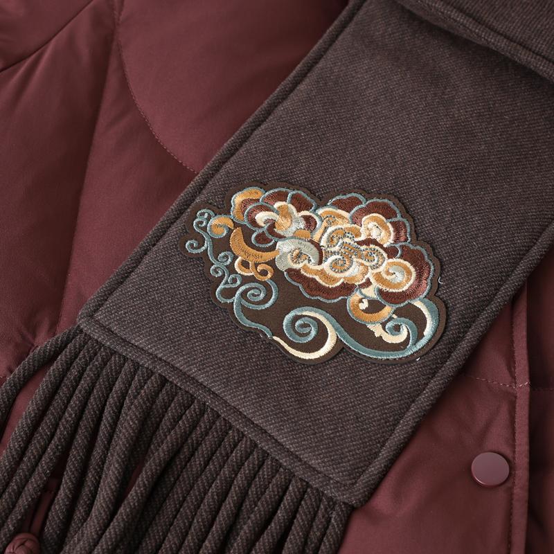 Nadměrná velikost XL-6XL Dámská krátká prošívaná bunda středního věku Zimní svrchní oděv s kapucí Elegantní výšivka Hřejivé péřové kabáty