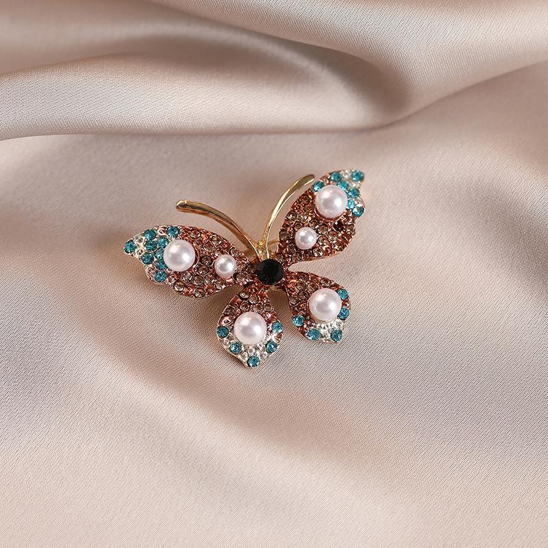 Die Schmetterlingsbrosche im leichten Luxus strahlt einen Hauch von Raffinesse aus.. Die Perlen-Zirkon-Brosche ist elegant und blendfrei