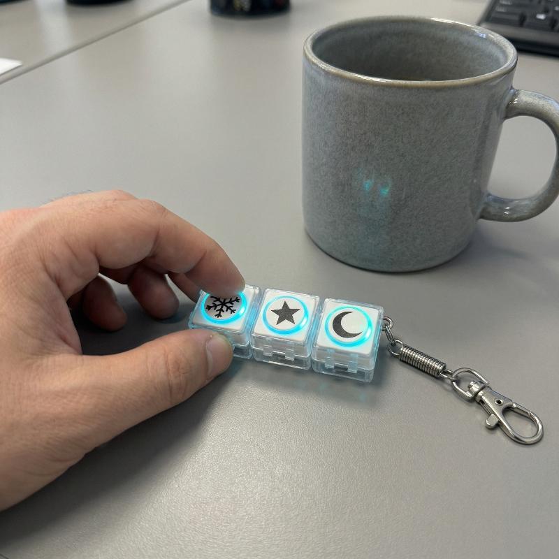 Sestavitelný Keycap Kočičí oko Lesklý Klíčenka s tlačítkem pro uvolnění stresu Zábavné Tlačítko mechanické klávesnice Prstový klíčenka pro dekompresi