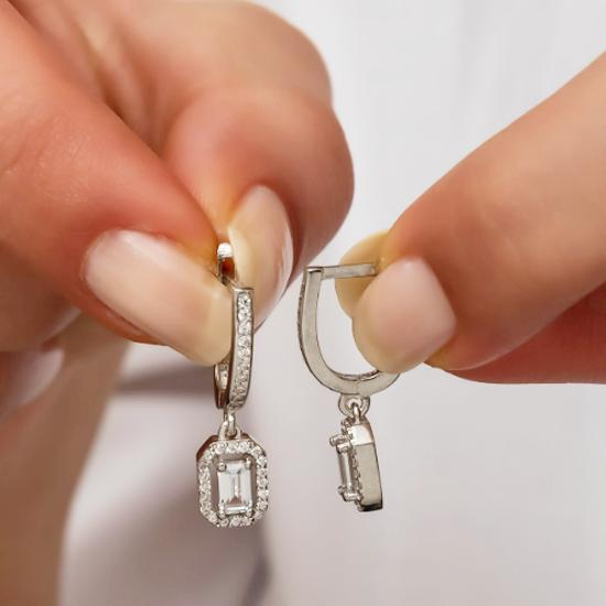 

Серебряные серьги-пасьянсы с родиевым покрытием и багетным камнем