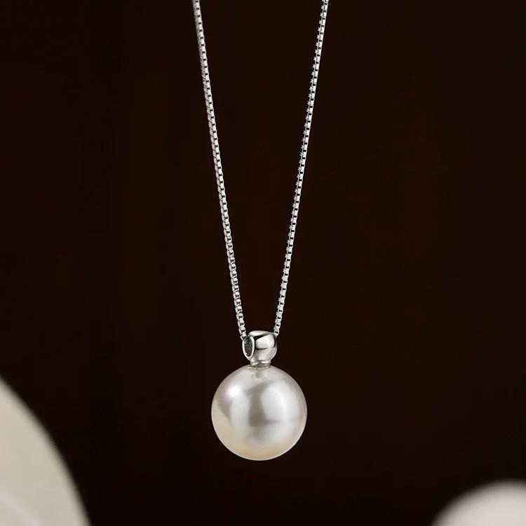 Elegant Pearl Pendant Necklace - Stylish, Minimalist Design for Women