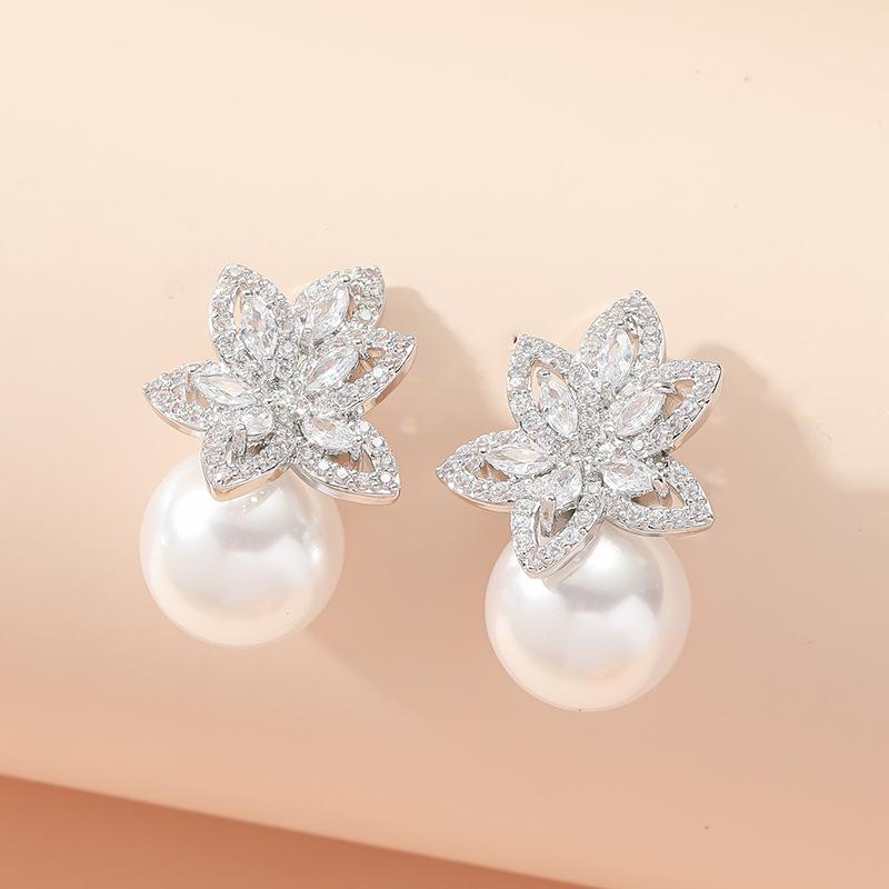 

Elegant Zircon Stud Earrings with 925 Silver Needle - Trendy Floral Pearl Design for Women серебряный