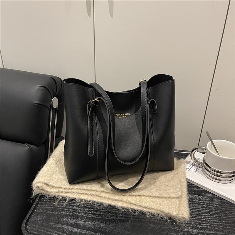 High texture fashionable versatile bag women 2025 new trendy summer large capacity niche light luxury shoulder tote bag women