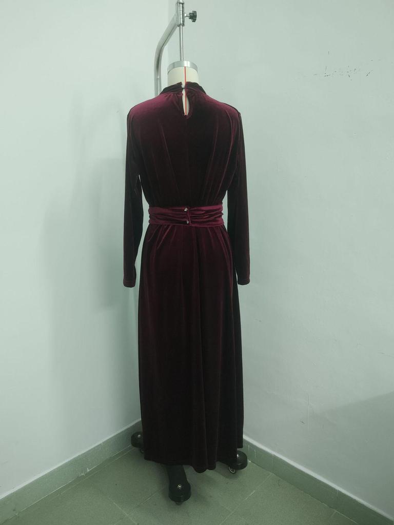 2026 Women's Elegant Gold Velvet Long-Sleeve Slimming Dress with Waist-Cinched Design for Autumn/Winter.