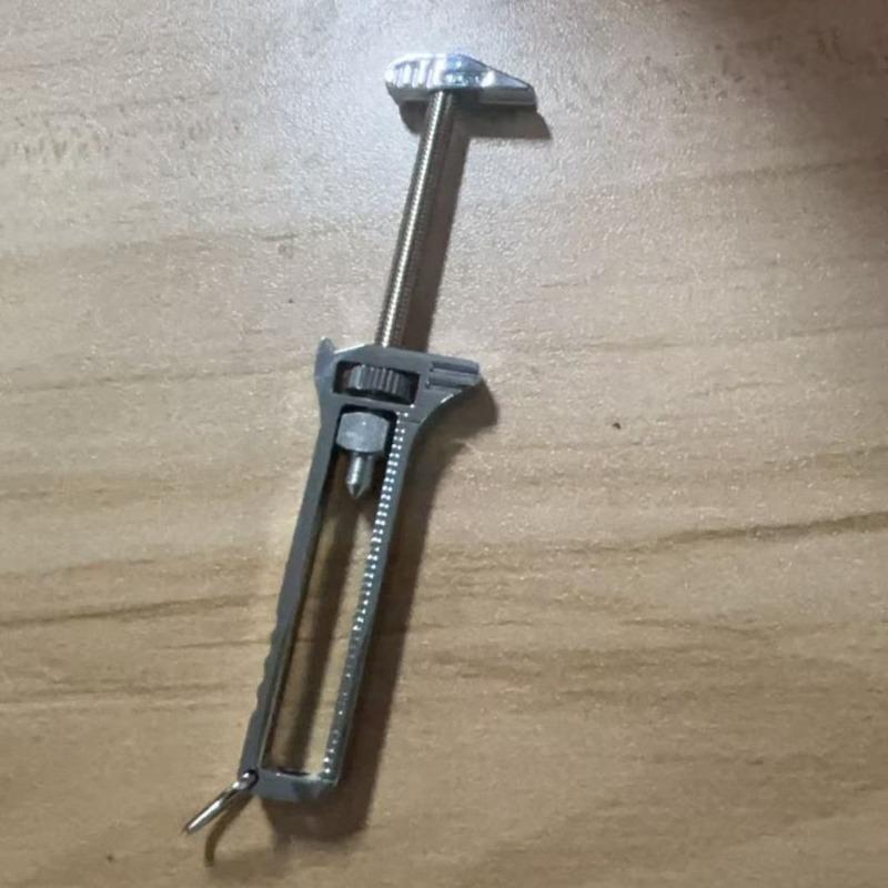 Miniature Adjustable Wrench, Multi-functional Tactical Bottle Opener, Window Opener, Universal Bottle Opener, Multi-functional Wrench.