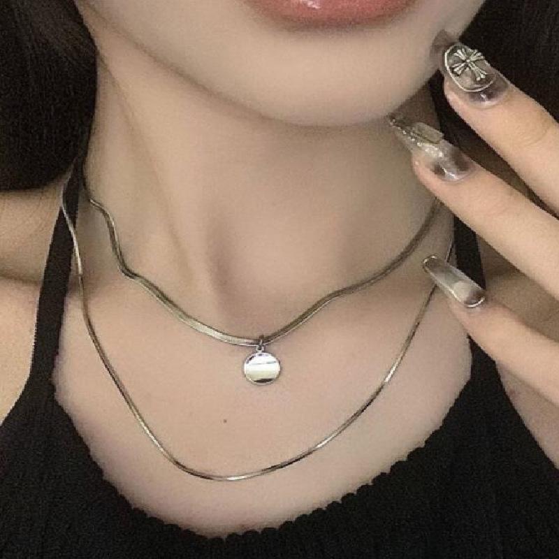 Trendiges europäisches & amerikanisches dreilagiges Münzanhänger-Halskettenset mit Schlangenknochenkette für Damen