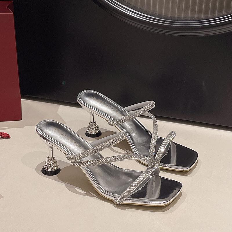 Fashion Hot Selling 2025 Comfortable Rhinestone Sandal Women's Summer Style Flat Beach Slipper Versatile Square Head Design Ladies Slipp