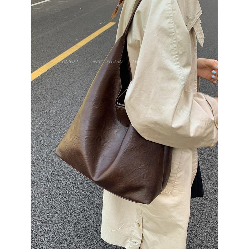 Large capacity retro underarm bag women's new autumn and winter shoulder bag Maillard brown commuter tote bag