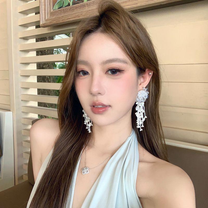 

Romantic Flower Heavy Industry Crystal Flower Earrings Women Niche High-Grade Exaggerated Personality Beaded Tassel Ear Rings A pair of tremella needles