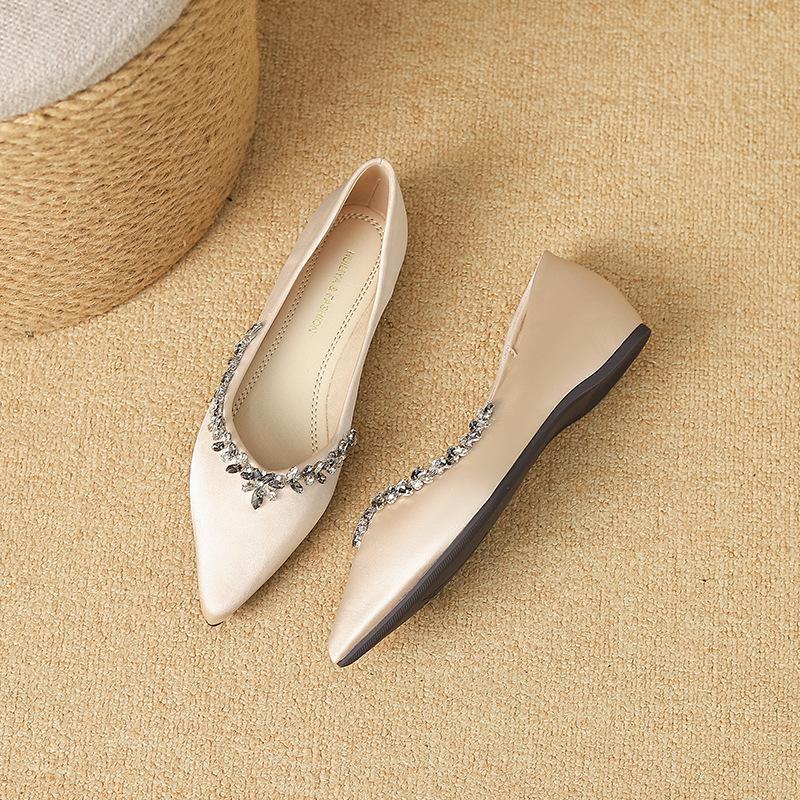 

Женские туфли-лодочки со стразами, остроносые, одинарные, на плоской подошве 40 шампанского