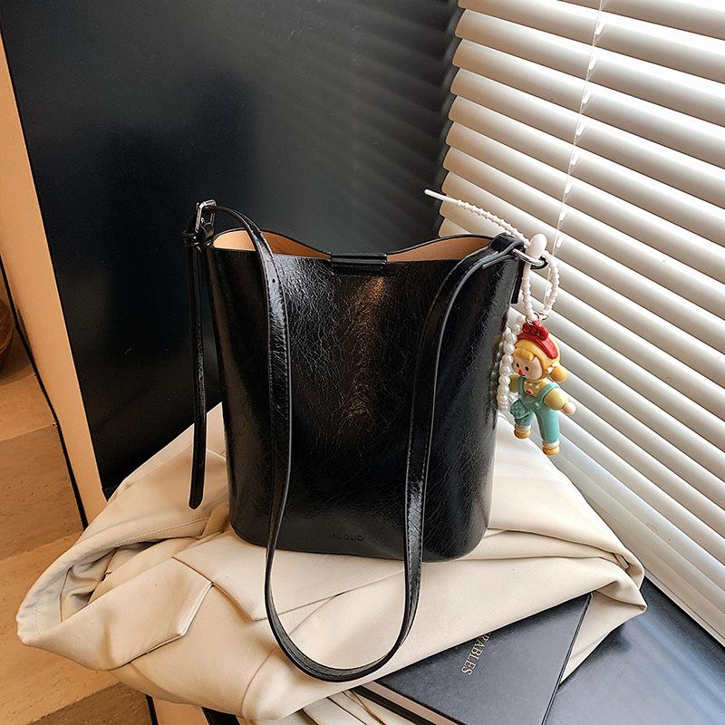 Spring Small Bag Women's Fashion New Shoulder Armpit Bag Fashion Commuter Crossbody Bucket Bag