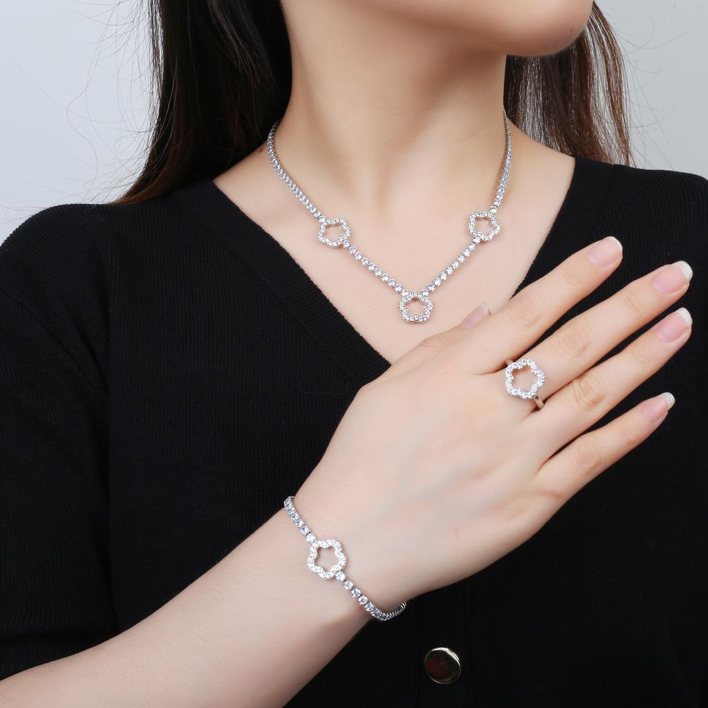 2024 New Fashion Shiny Crystal Five-Leaf Flower Zircon Chain Bracelet Classic For Woman Wrist Jewelry Accessories Clover Gift