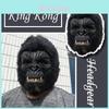 Spookachtige decoratie voor een spookhuis, inclusief een realistische gorilla-capuchon met masker voor Halloween.