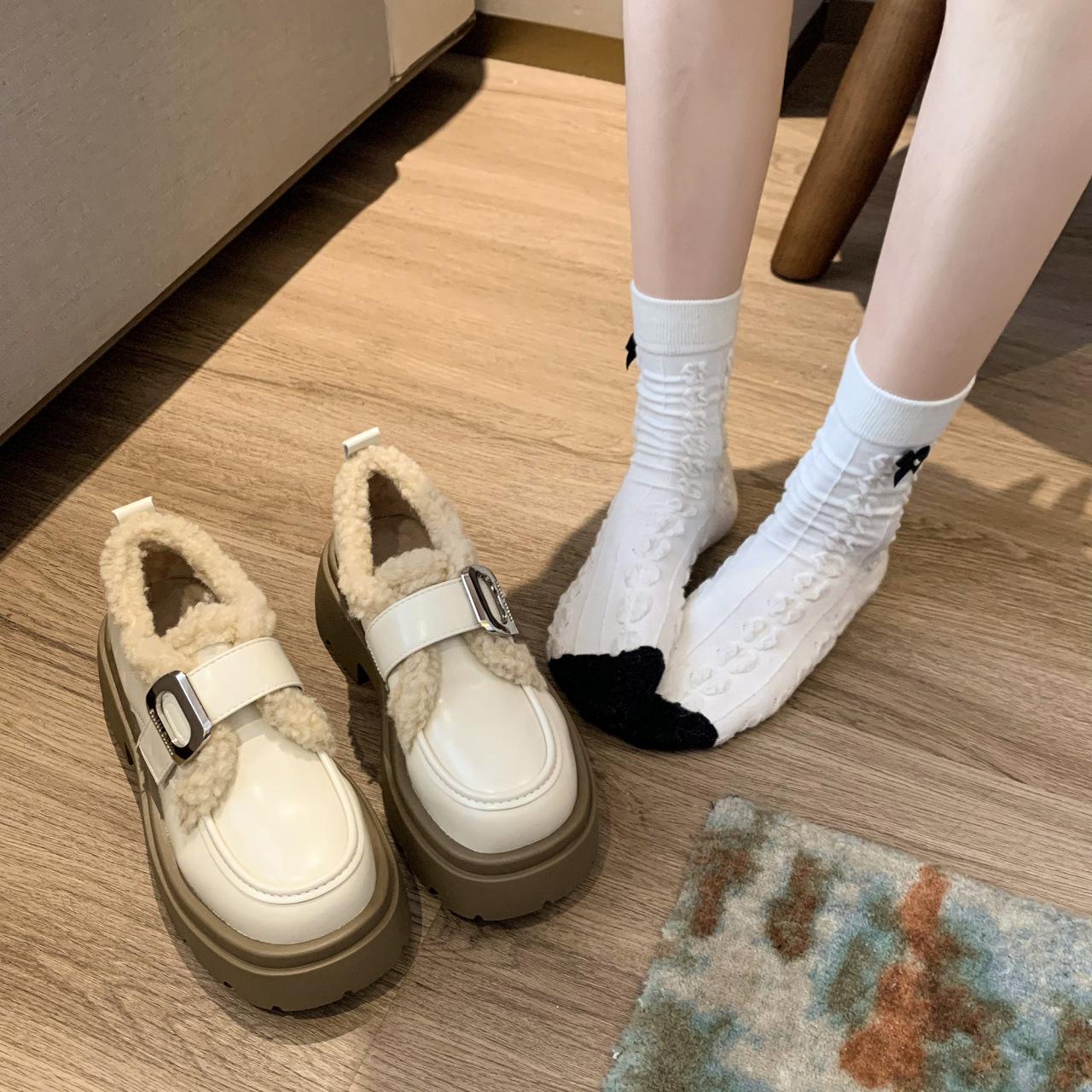 

Ретро мода бархатные лоферы женские 2025 новые зимние бархатные теплые хлопковые туфли на платформе в британском стиле маленькие кожаные туфли 40