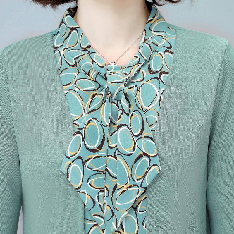 Stylish Women's Plus Size Autumn Base Layer: Fake Two-Piece Long-Sleeve Top for Middle-Aged & Elderly Moms - Loose & Fashionable.