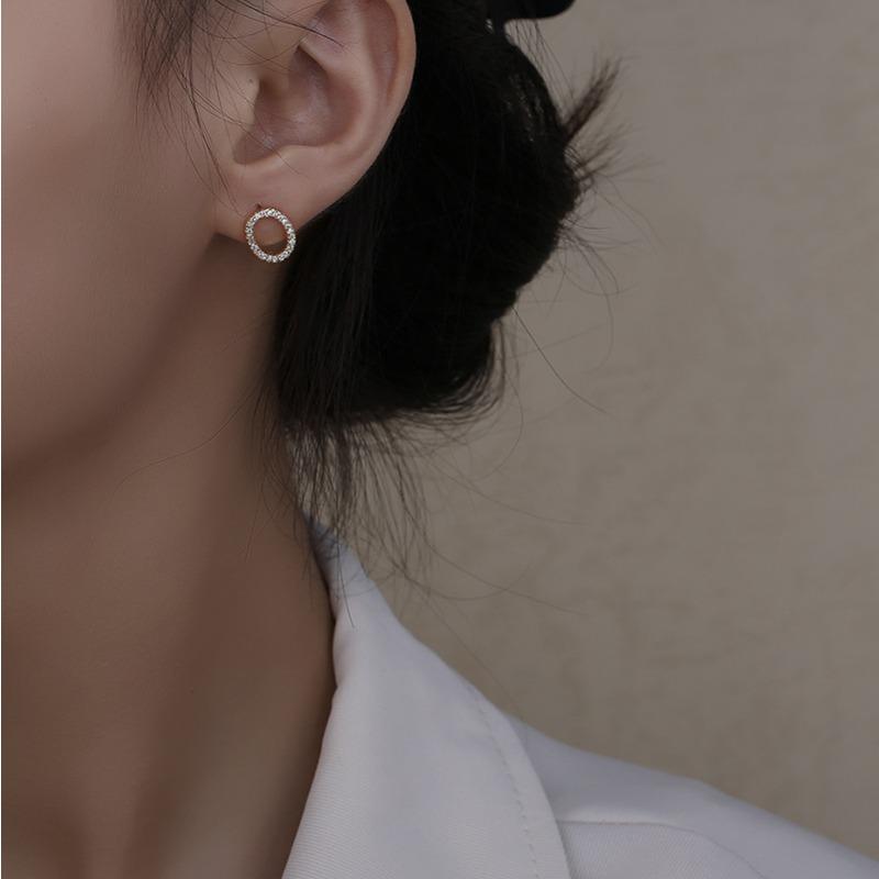 Boucles d'oreilles cercle zircon simples et compactes pour femmes, luxe léger, boucles d'oreilles style haut de gamme et cool, boucles d'oreilles polyvalentes et exquises