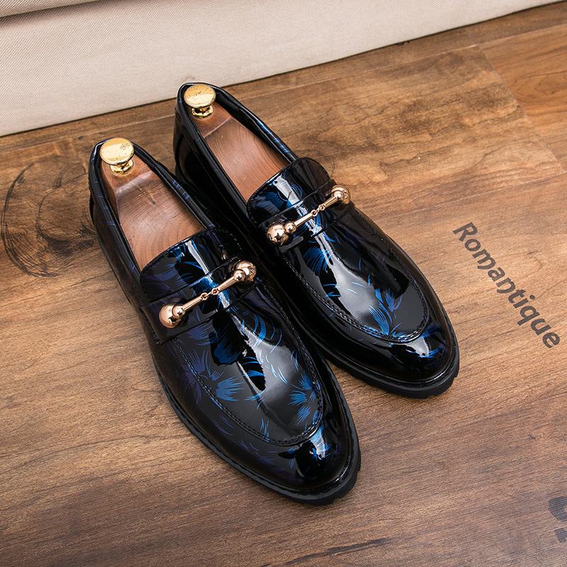 Herren Freizeitschuhe aus Leder im britischen Stil mit runder Spitze für Business und Arbeitskleidung in Schwarz. Perfekt für jugendliche Männer, die glänzende Details zu schätzen wissen.