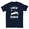 Sinkin' and Drinkin' Cornhole Bier Sommer Tailgate Kurzarm Unisex T-Shirt