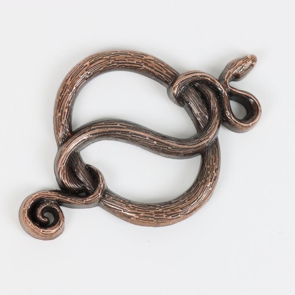 Serpentinenförmiger nordischer mittelalterlich-renaissancezeitlicher Webgürtel mit dekorativer Taillenkette