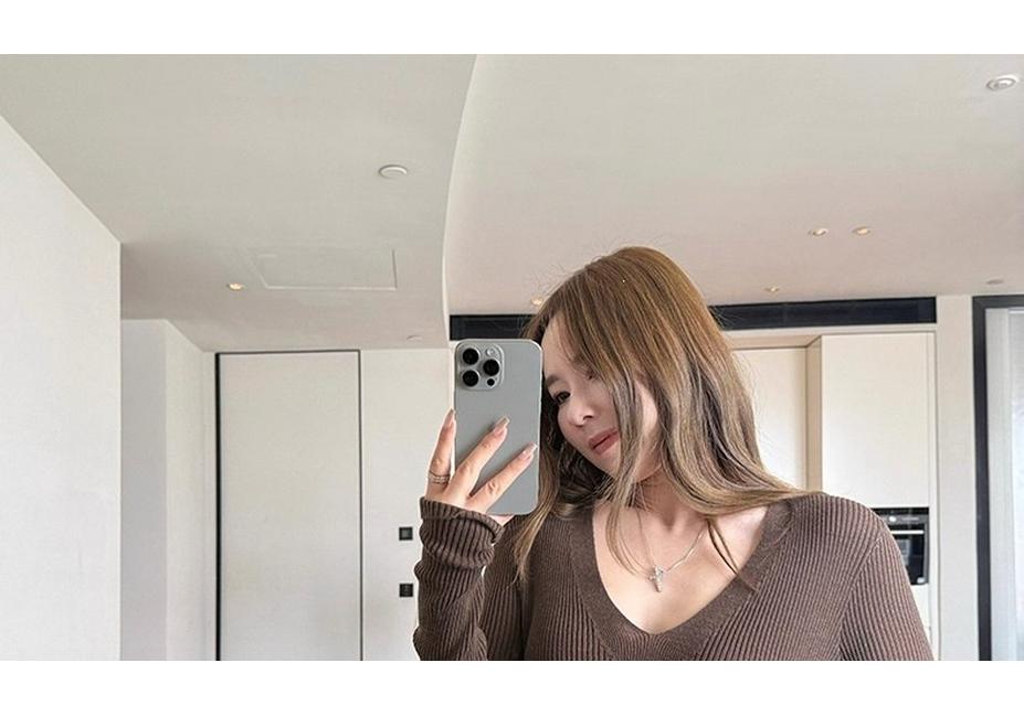 Xzichic Women's Slim Fit V-Neck Merino Wool Sweater, Long Sleeve Knit Top - Autumn/Winter 2026 Arrival