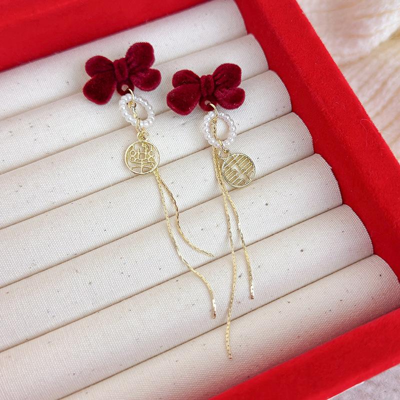 

Серьги-пусеты Joy из красного бархата с бантом и длинной бахромой, китайские серьги-пусеты в стиле ретро, ​​новогодние серьги для пожилых женщин, женские серьги красный