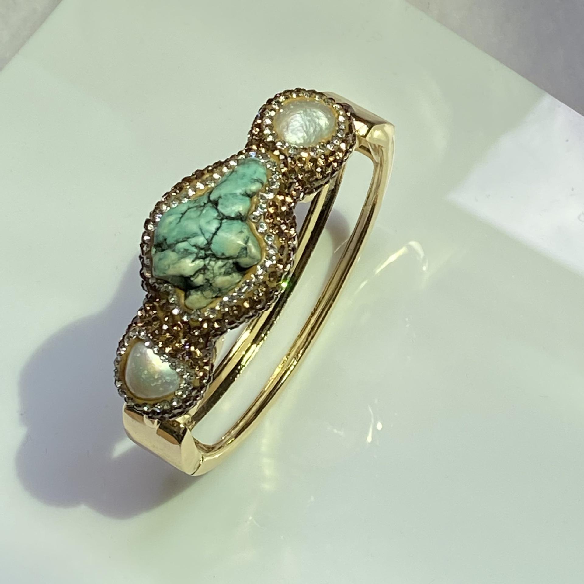 

Браслет из бирюзового сплава с двумя бриллиантами и натуральным жемчугом - Light Luxury Alloy