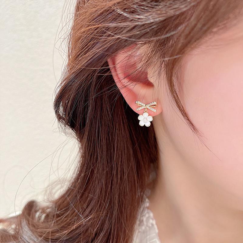 

Элегантные серьги-цветы с жемчугом и бантом для женщин — тренд лета 2025 года