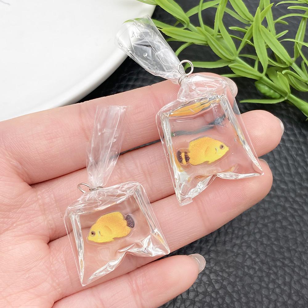 Pendientes Colgantes de Resina Transparente Agua de Mar Pez Dorado y Accesorios para Llavero