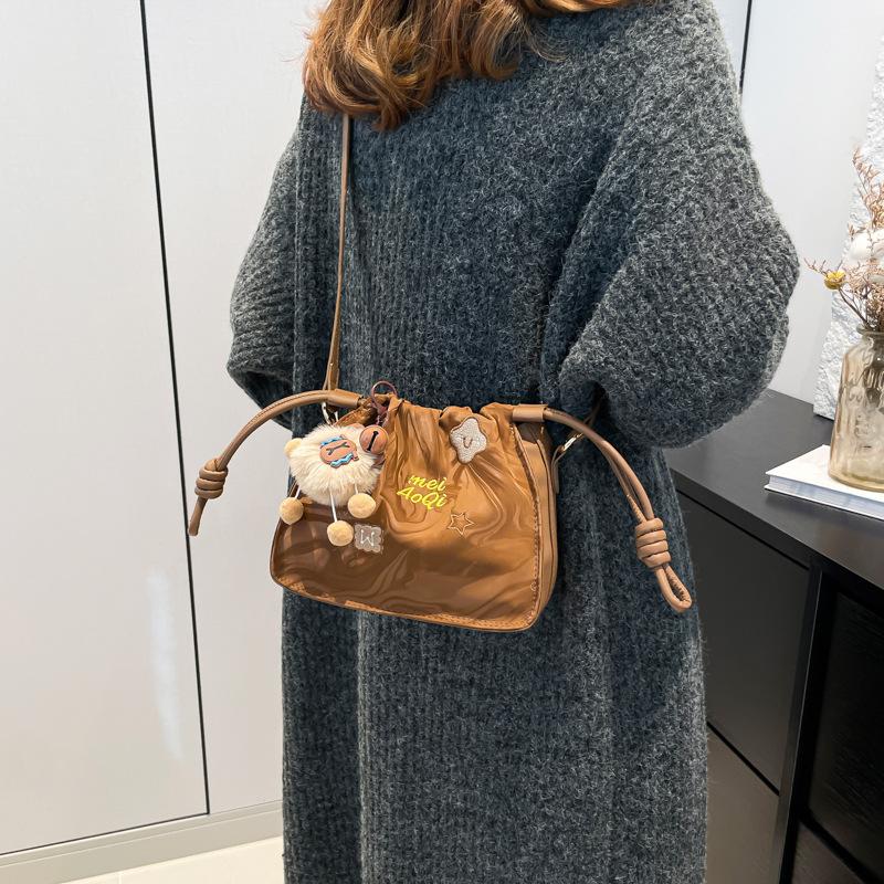

Bag women s bag department high-end sense versatile bucket bag 2025 new water pattern niche design shoulder messenger bag 20.5*8.5*18 коричневий