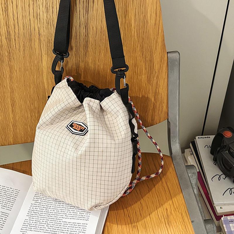 Summer Messenger Bag Waterproof Nylon Cloth Bucket Mobile Phone Bag Women's New Simple Large-capacity Outdoor Commuter Bag