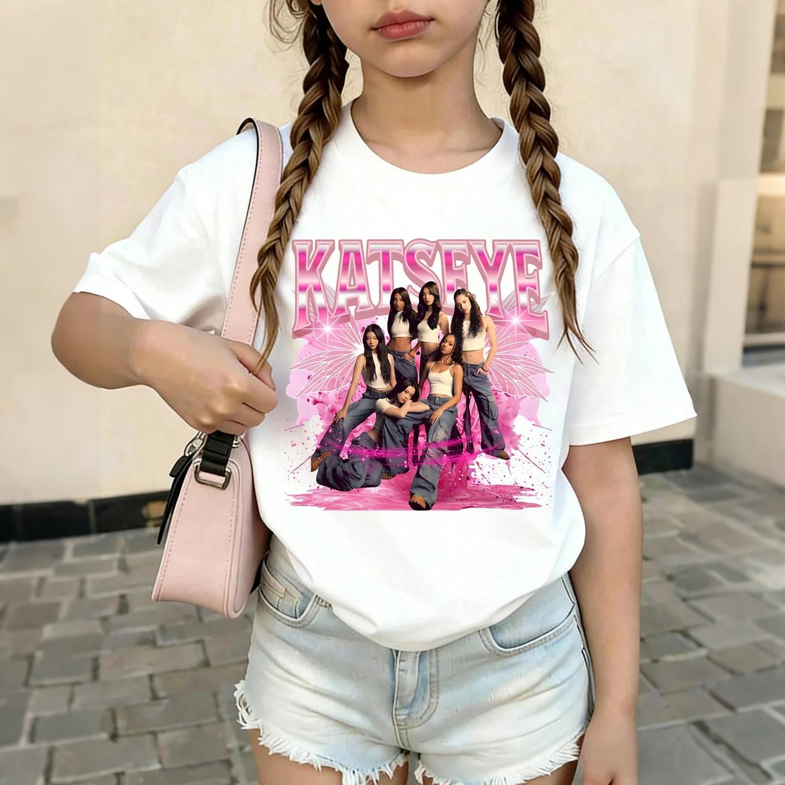 KATSEYE Kinder Grafikdruck Rundhals Kurzarm T-Shirt Lässiges Oberteil für Jungen und Mädchen Weicher Bequemer Stoff Geeignet für den Alltag 150 rosa