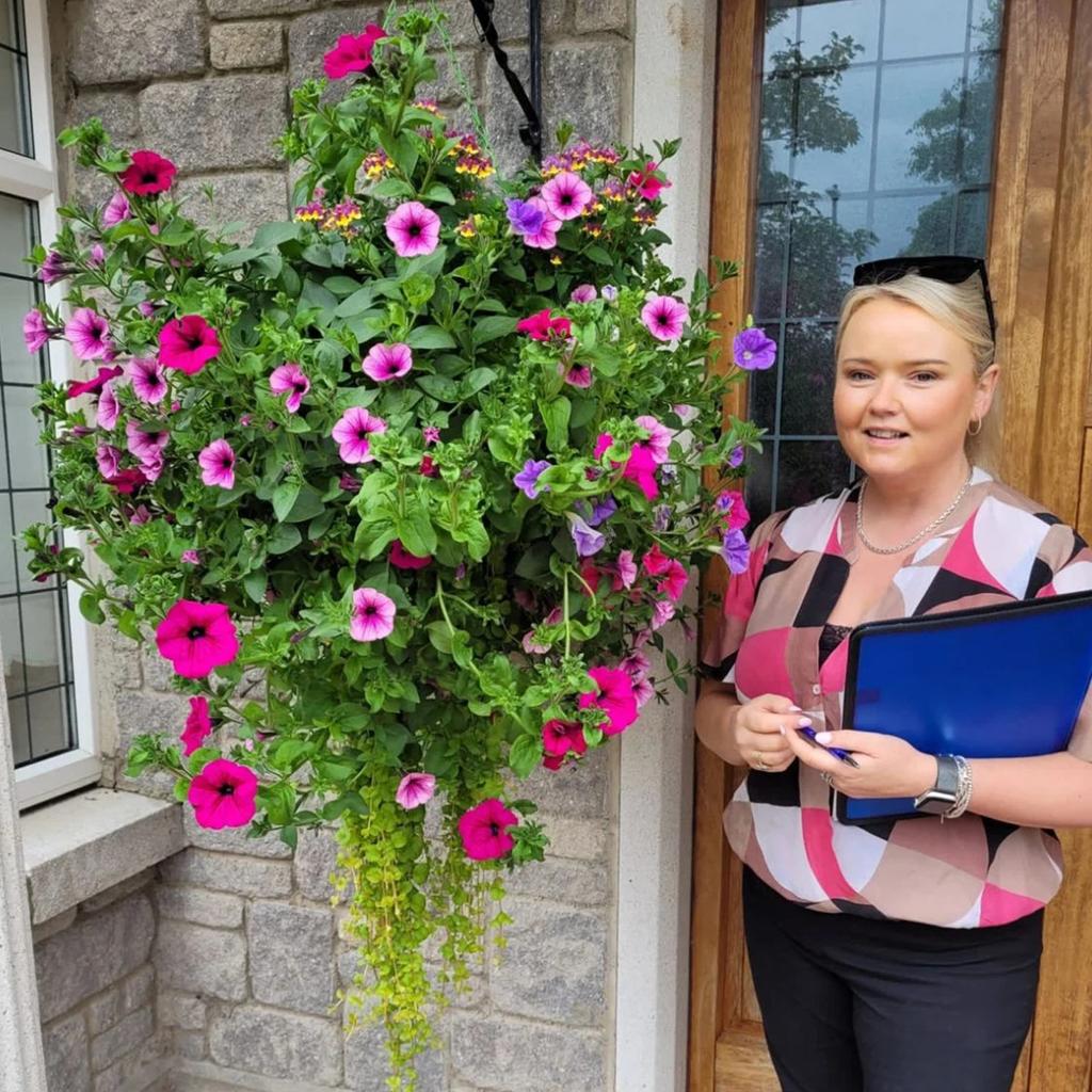 24 Bündel künstliche Prunkwinden, UV-beständige Kunstblumen für den Außenbereich, zum Aufhängen von Blumentöpfen und als Fensterdekoration für drinnen und draußen