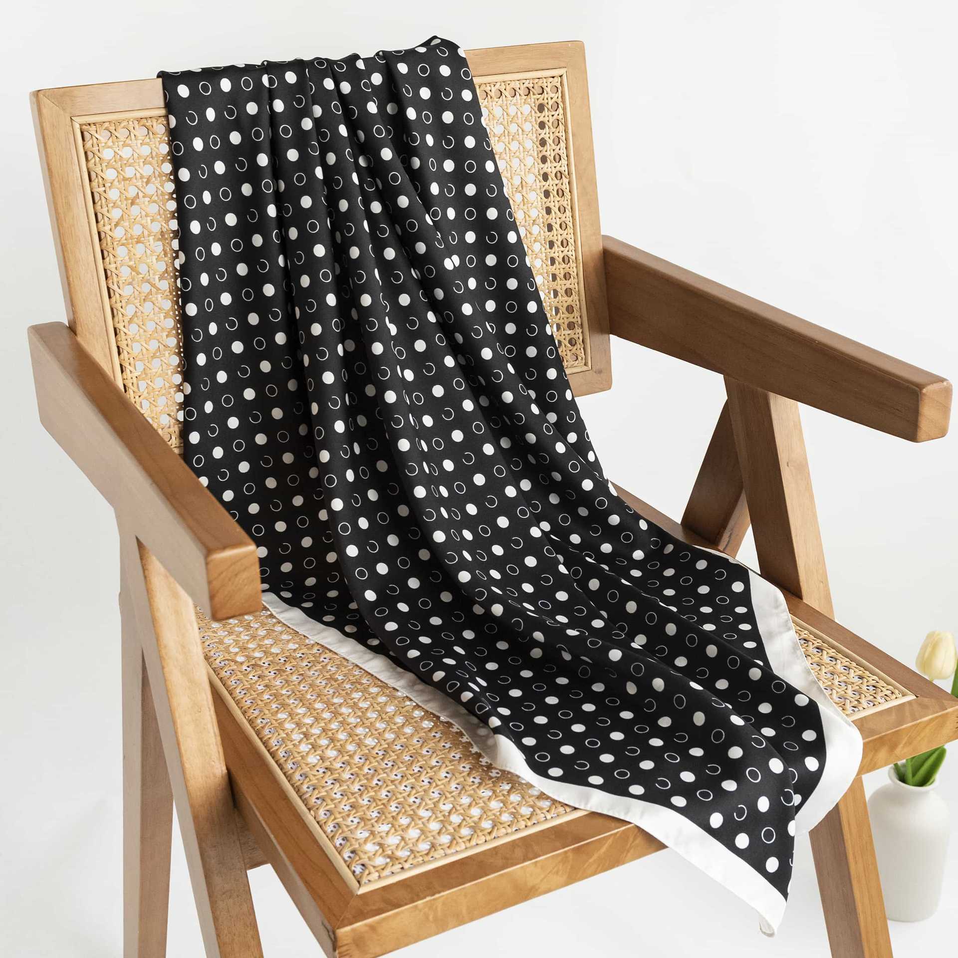 

2024 Весна и осень Тонкий французский бежевый шарф в горошек Женский квадратный шарф Шаль Внешнее украшение Универсальный шарф 90*90cm