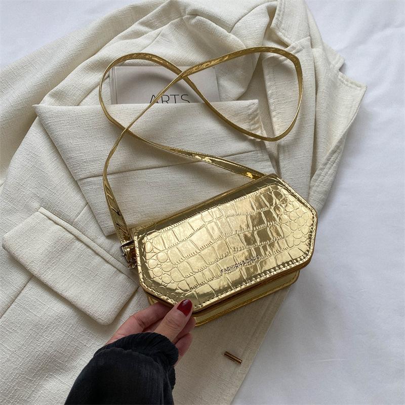 

Популярная нишевая креативная модная стилизация глянцевая сумка-мессенджер на плечо с тиснением под крокодила женская 2025 осень новая маленькая квадратная сумка золотой