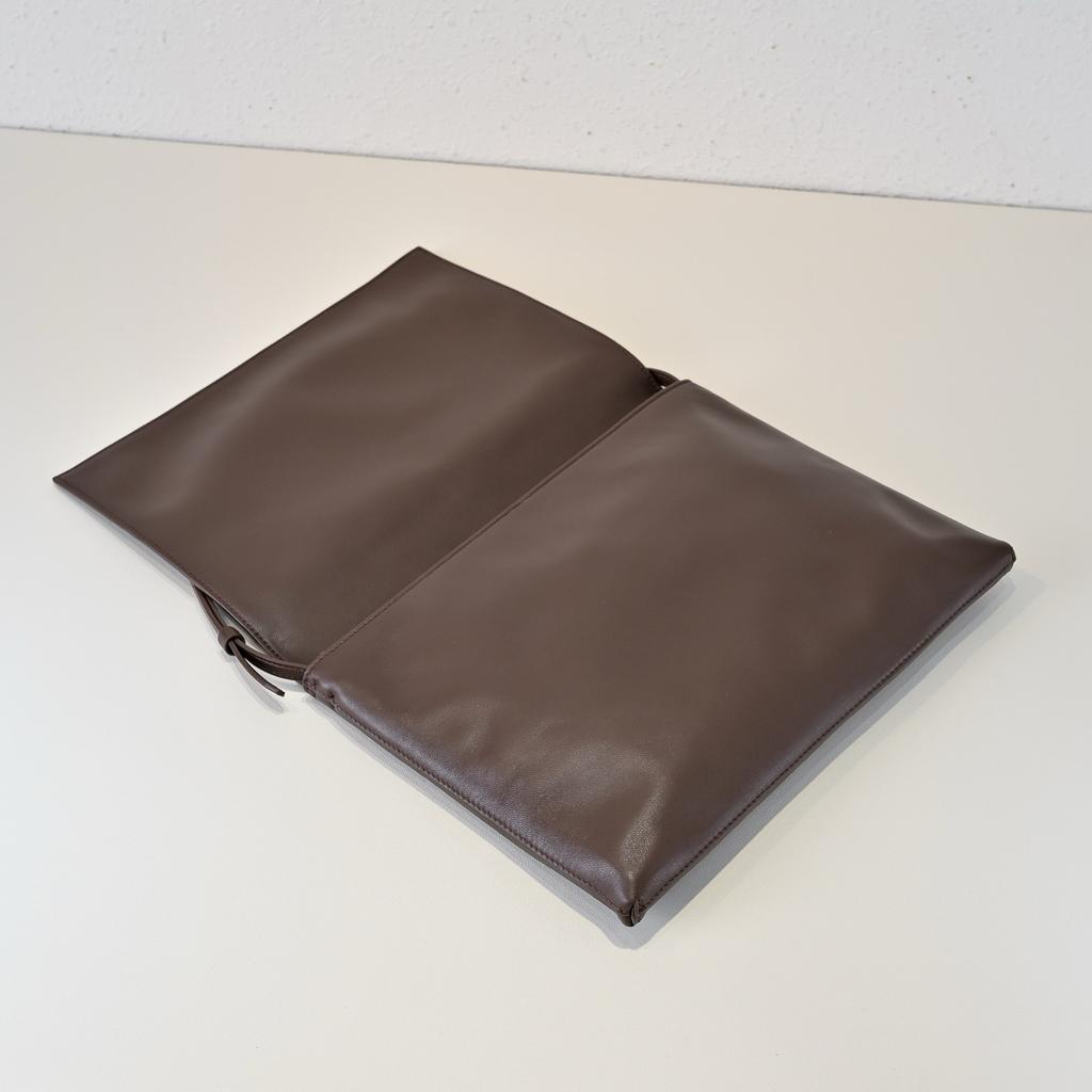 Niche minimalist mail carrier bag, simple envelope bag, sheepskin shoulder bag, all-steel hardware buckle, flip seam, armpit bag.