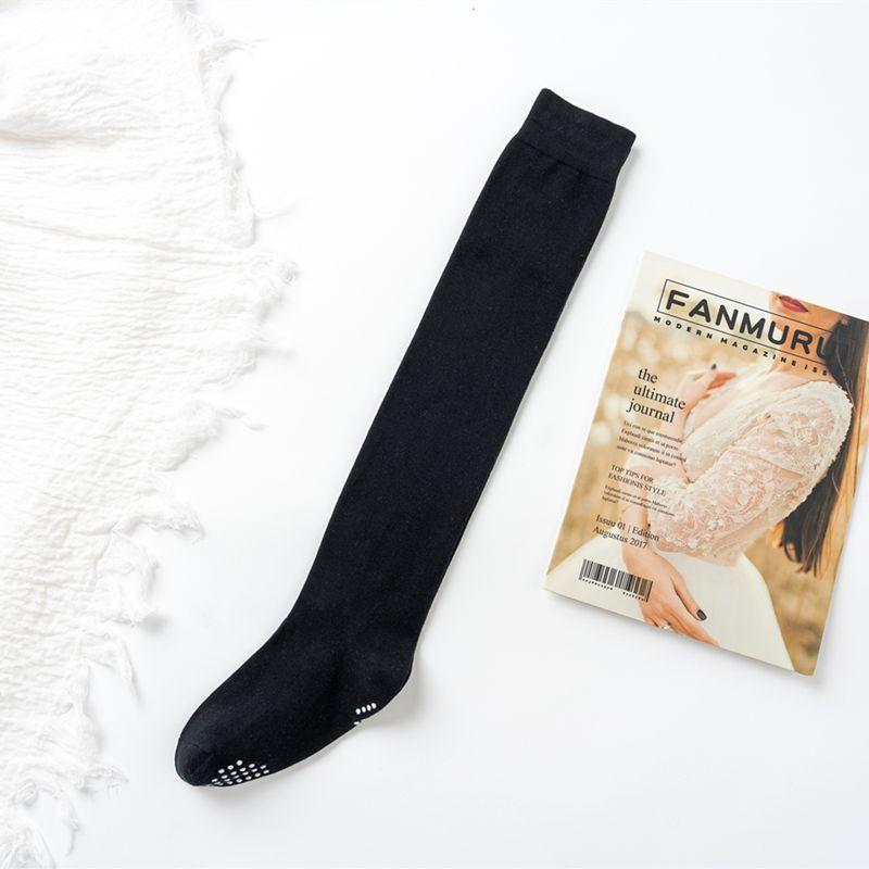 

Женские профессиональные нескользящие носки для йоги, тонкие гольфы выше колена из гребенного хлопка, для фитнеса, латины, бега, упражнений. Black spring and summer thin