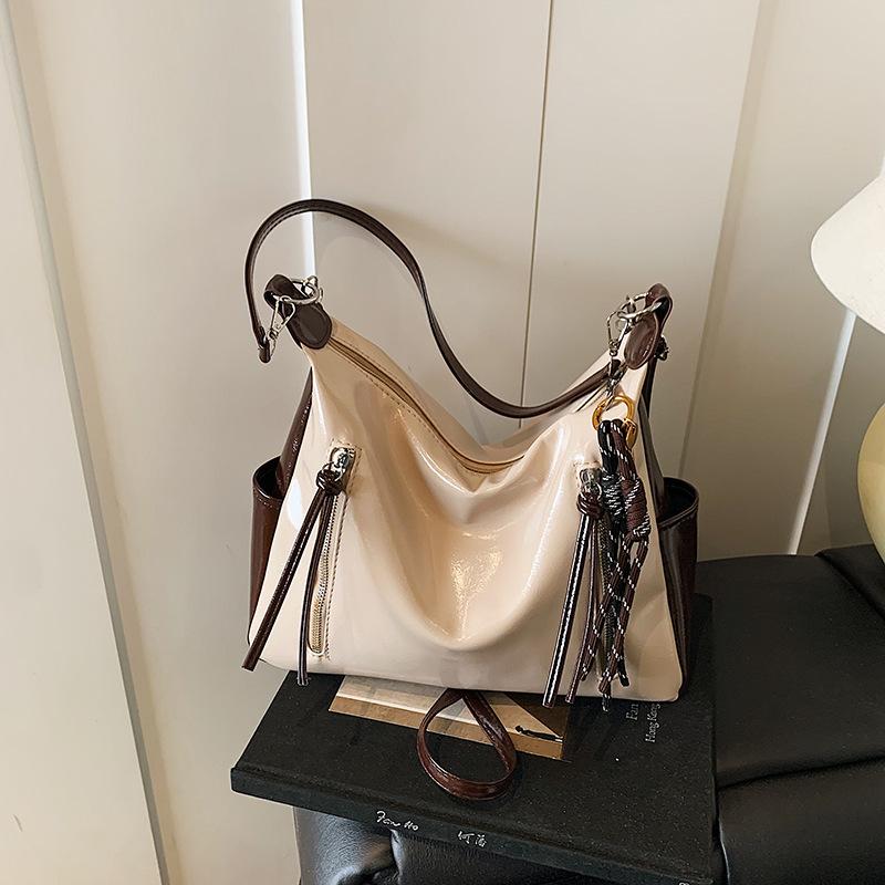 

Elegant Large Capacity Women s Shoulder Bag with Wide Strap Fashiable Underarm Bag for Spring Summer 2026 with Pendant