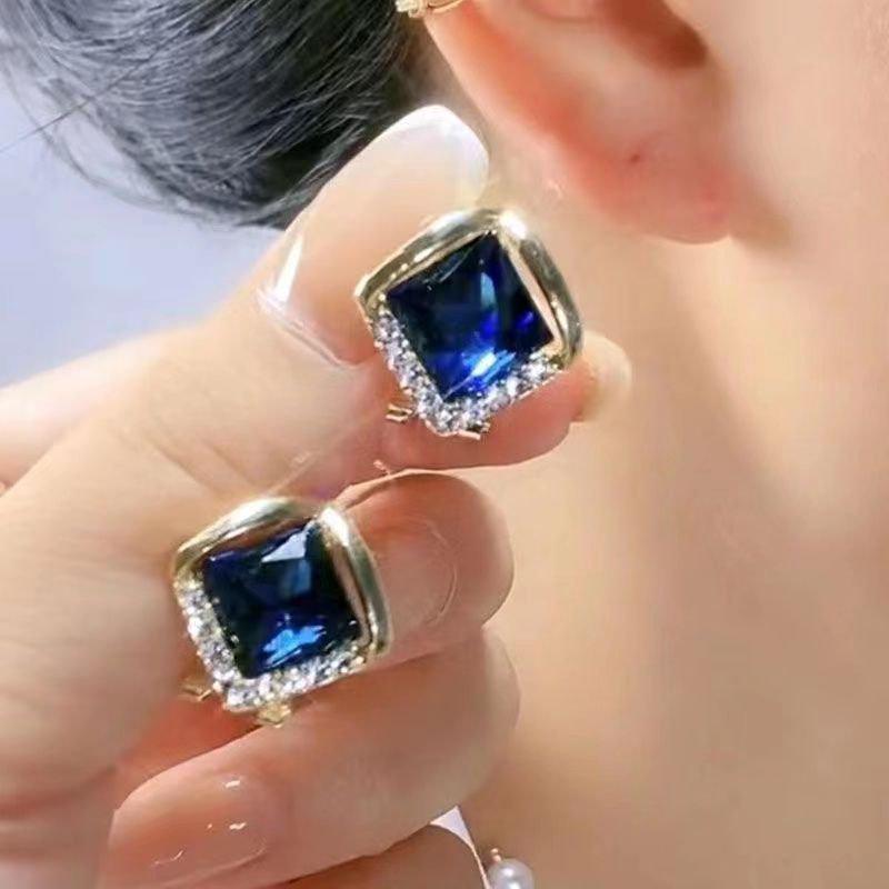 Feminine Rhinestone Geometric Square Earrings: Elegant & Fashionable Ear Studs for Women