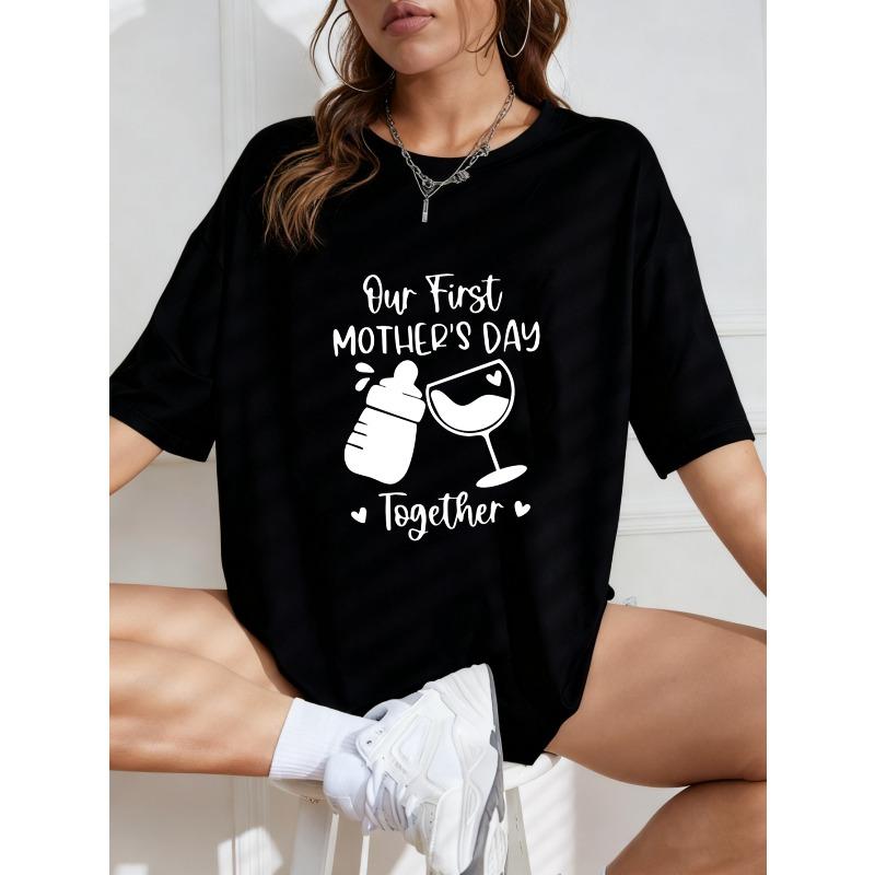 Biały T-shirt Oversize z nadrukiem butelki i kieliszka do wina z okazji Dnia Matki na pierwsze obchody Dnia Matki