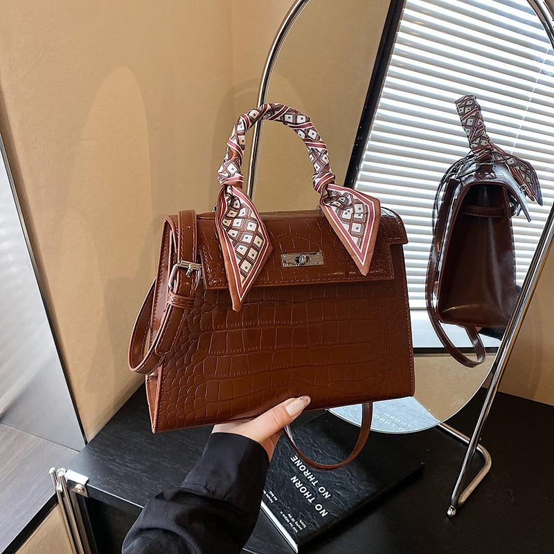

New high-end shoulder bag New women s versatile messenger bag Texture personalized silk scarf messenger women s bag коричневый