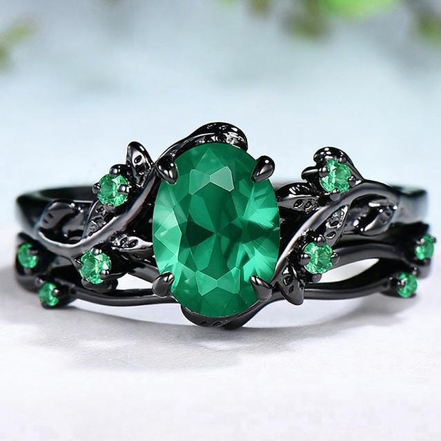 Bague bicolore noire et dorée avec zircon triangulaire vert olive