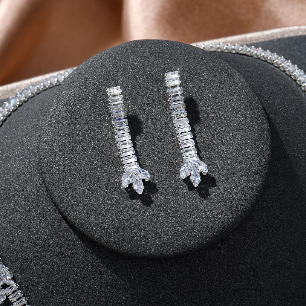 European and American Light Luxury Temperament Beautiful Broken Nebula Jewelry Set Necklace Stud Earring Set Chain Bridal Jewelry