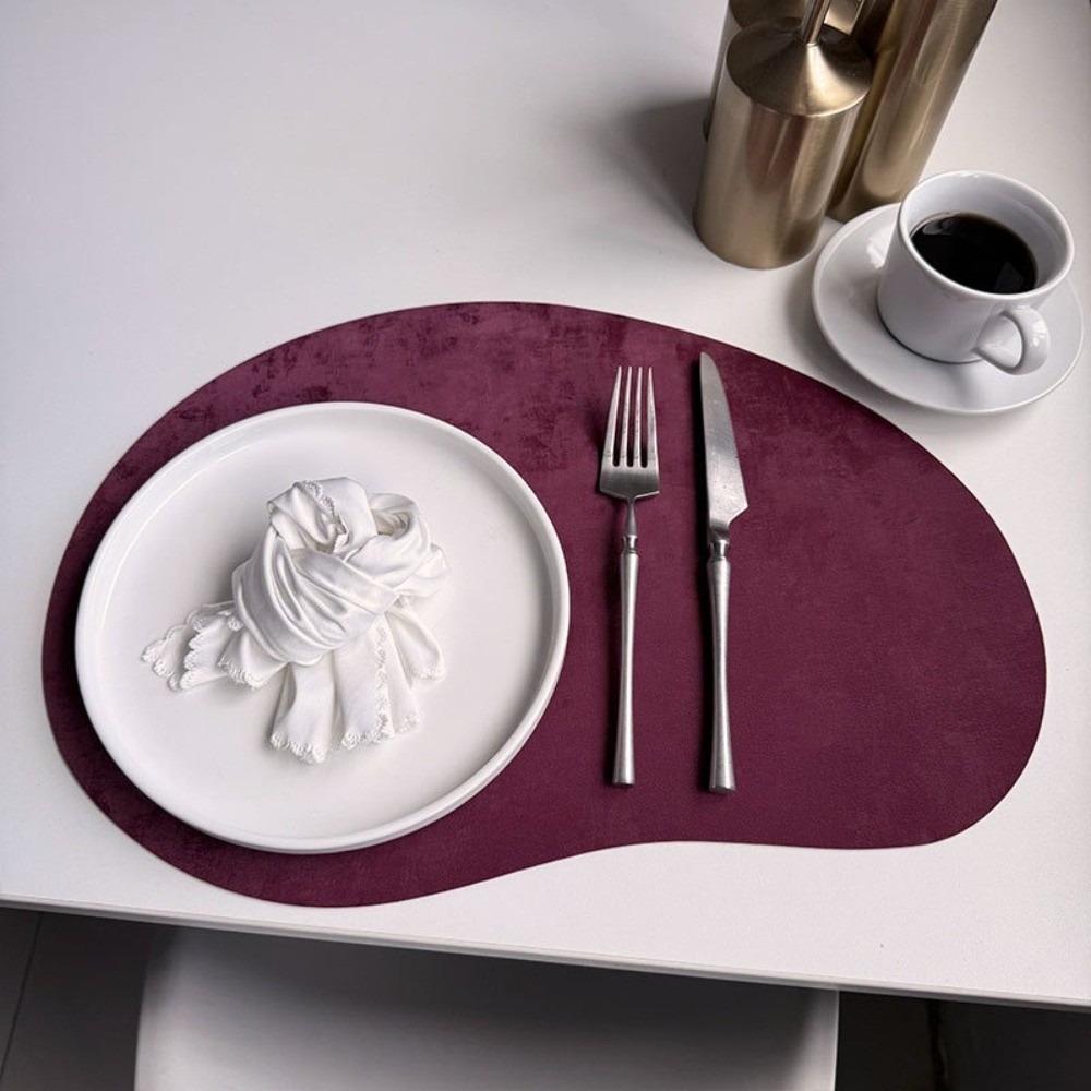 

Cashew Shaped Leather Placemat Nordic Faux Velvet Decorative Table Mat Thermal Heat Resistant Double-sided 44x30cm вина червоного кольору