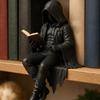 Statua di Uomo con Veste che Legge Mistero Gotico Statuetta Lettura Fantasy Veste Nera Scultura Seduta per Decorazione Libreria Scrivania di Halloween