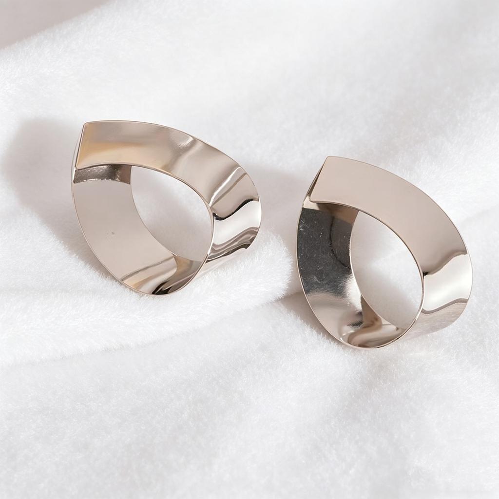 1 Pair of Design Metal Japanese and Korean Simple Atmosphere High-end Flake Geometric Women's Earrings Suitable for Daily Life
